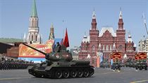 Legendární tank T-34 z druhé světové války na přehlídce při oslavě Dne... | na serveru Lidovky.cz | aktuální zprávy