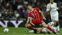 Faul? Robert Lewandowski z Bayernu Mnichov padá v souboji s Lukou Modricem v...