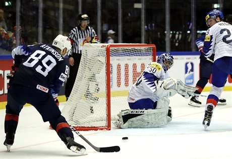 Cam Atkinson stílí osmý gól USA v zápase proti Koreji.