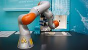 Robotizace práce vyvolává obavy, že lidé přijdou o výdělek Robotický barman je příkladem, jak může robot pracovat i s jemnou motorikou. | na serveru Lidovky.cz | aktuální zprávy
