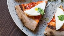 Špičkové suroviny jsou základem zdejší pizzy: obložena je buvolí mozzarellou z... | na serveru Lidovky.cz | aktuální zprávy