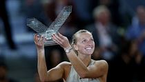 Petra Kvitová s trofejí z Madridu. | na serveru Lidovky.cz | aktuální zprávy