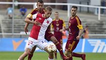 Dukla vs. Slavia. Zleva domácí Ivan Schranz, hostující Tomáš Souček a Néstor... | na serveru Lidovky.cz | aktuální zprávy