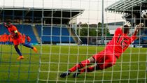 Jimmy Corcoran chytá penaltu, vzápětí bude vyloučen. | na serveru Lidovky.cz | aktuální zprávy