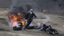 Protestující z Palestiny podpalují pneumatiky. | na serveru Lidovky.cz | aktuální zprávy