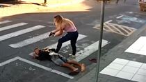 Katia da Silva Sastreová pacifikuje ozbrojeného lupiče v brazilském Sao Paulu. | na serveru Lidovky.cz | aktuální zprávy
