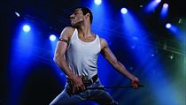 Rami Malek jako nezapomenuteln Freddie Mercury. Snmek Bohemian Rhapsody...