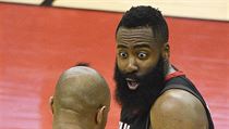 James Harden z Houstonu (vpravo) diskutuje se svým spoluhráčem P. J. Tuckerem... | na serveru Lidovky.cz | aktuální zprávy