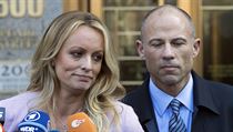 Pornoherečka Stormy Daniels, Stephanie Cliffordová, a její právník. | na serveru Lidovky.cz | aktuální zprávy
