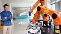 Robot Kuka, který díky testovacímu pokusu s legem, pracuje na projektu pro... | na serveru Lidovky.cz | aktuální zprávy