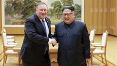 Mike Pompeo a severokorejský vdce Kim ong-un bhem setkání v Severní Koreji.