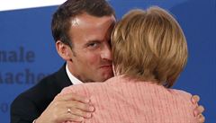 Emmanuel Macron pijímá gratulace od nmecké kancléky Angely Merkelové.
