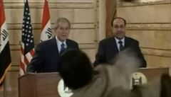 Irácký noviná Muntazír Zajdí hází boty po americkém prezidentovi Bushovi.