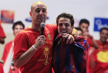 Pepe Reina (vlevo) se spoluhráem ze panlské reprezentace Ceskem Fabregasem.