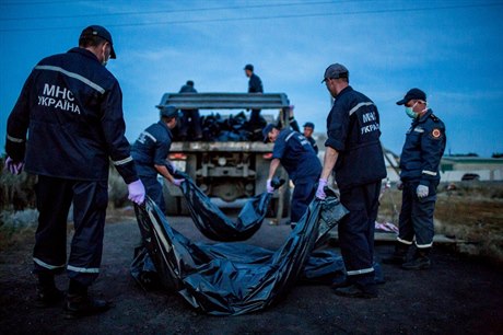 Petr Shelmovskiy, volný fotograf: Záchranái na míst havárie v obci Grabovo...