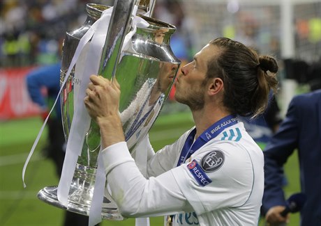 Gareth Bale líbá trofej pro vítze Ligy mistr