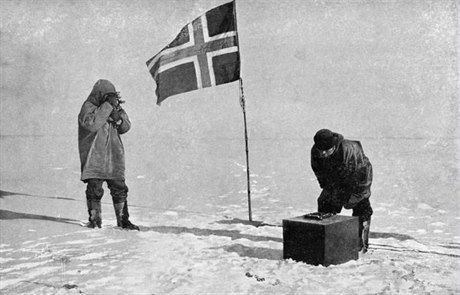 Polárník Roald Amundsen na jiním pólu.