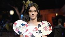 Holčičky vs. ženy. Ačkoliv je trendy osvěžovat tradiční outfity odkazy... | na serveru Lidovky.cz | aktuální zprávy