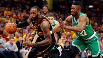 LeBron James (23) a Semi Ojeleye (37) | na serveru Lidovky.cz | aktuální zprávy