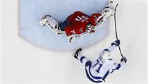 Braden Holtby (70) zastavuje střelu Anthonyho Cirelliho (71). | na serveru Lidovky.cz | aktuální zprávy