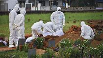 Doktoři pohřbívají člověka, který zemřel na virus nipah. | na serveru Lidovky.cz | aktuální zprávy
