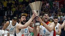 Opory Realu Madrid Felipe Reyes (vpravo) a Sergio Llull zvedají trofej pro... | na serveru Lidovky.cz | aktuální zprávy