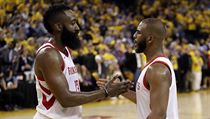 Hlavní hvězdy Houstonu Chris Paul (vpravo) a James Harden se radují z výhry na... | na serveru Lidovky.cz | aktuální zprávy