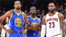 Cleveland vs. Golden State při finále NBA 2017. Zprava LeBron James z... | na serveru Lidovky.cz | aktuální zprávy