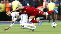 Liverpoolský střelec Mohamed Salah padá po zákroku obránce Realu Sergia Ramose. | na serveru Lidovky.cz | aktuální zprávy