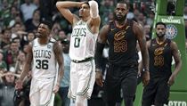 Bostonští Marcus Smart (36) a Jayson Tatum (0) zklamaně reagují na koš LeBrona... | na serveru Lidovky.cz | aktuální zprávy