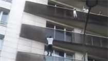 Pařížský Spiderman Mamoudou Gassama při záchraně dítěte. | na serveru Lidovky.cz | aktuální zprávy