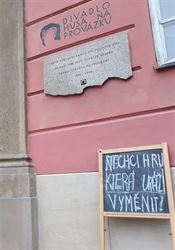 V Brně uvedli kontroverzní hru Prokletí, odpůrci se snažili dostat do zamčeného sálu U divadla se objevila tabule s vyjádřením nesouhlasu s uvedením hry. | na serveru Lidovky.cz | aktuální zprávy