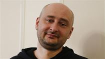 Babčenko se na tiskové konferenci omlouval všem, nejprve své ženě. Babčenko se na tiskové konferenci omlouval všem, nejprve své ženě.