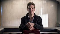 Patrick Melrose (Benedict Cumberbatch) s popelem svého otce. Seriál Patrick... | na serveru Lidovky.cz | aktuální zprávy