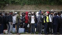V Paříži jsou nyní ještě dva velké provizorní tábory migrantů. Jeden se nachází... V Paříži jsou nyní ještě dva velké provizorní tábory migrantů. Jeden se nachází...
