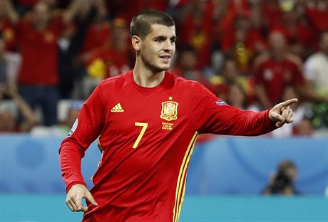 Morata slaví jeden ze svých dvou gól v turecké síti.