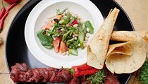 Grilované kuře tandoori s indickým salátem a chléb papadum | na serveru Lidovky.cz | aktuální zprávy
