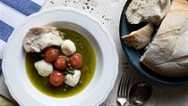 Glazovaná rajčata s medem, kozím sýrem a pikantními kapary završí voňavý... | na serveru Lidovky.cz | aktuální zprávy