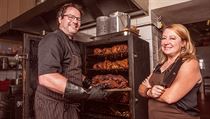 Američané Dean a Lori Selbyovi mají ve své pražské restauraci takzvaný smoker,... | na serveru Lidovky.cz | aktuální zprávy