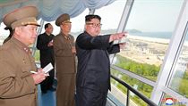 Kim Čong-un a Kim Su-gil (druhý zprava) během obhlídky staveniště. | na serveru Lidovky.cz | aktuální zprávy