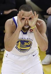 Kutil Curry stavěl koš věčnost, Adetokunbo radši jen cvičí. Hvězdy NBA nemají doma na co házet Stephen Curry slaví koš v prvním finále NBA. | na serveru Lidovky.cz | aktuální zprávy
