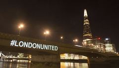 Nápis #LondonUnited promítnutý v sobotu veer na stran London Bridge pipomnl...