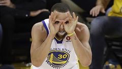 Stephen Curry slaví ko v prvním finále NBA.