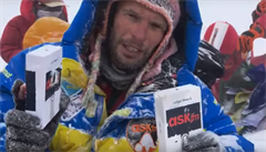 Ukrajinský horolezec, který s výpravou nesl kryptomnu na Mount Everest.