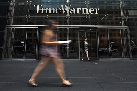 ena ped sídlem spolenosti Time Warner poblí Columbus Circle na Manhattanu.