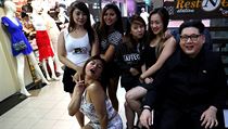 Imitátor nejvyšší vůdce KLDR si užívá pozornosti a fotí s ženami v Singapuru. | na serveru Lidovky.cz | aktuální zprávy