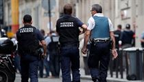 Francouzští policisté zasahují v Paříži, kde muž zajal tři osoby. | na serveru Lidovky.cz | aktuální zprávy