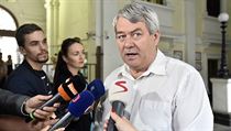 Předseda KSČM Vojtěch Filip hovoří s novináři o přestávce jednání výkonného... | na serveru Lidovky.cz | aktuální zprávy