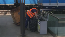Pracovník úklidu na Hlavním nádraží, který sesypává papír, sklo i plast do... | na serveru Lidovky.cz | aktuální zprávy