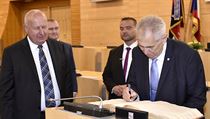 Prezident ČR Miloš Zeman se zapsal do pamětní knihy na krajském úřadě v Ústí... | na serveru Lidovky.cz | aktuální zprávy